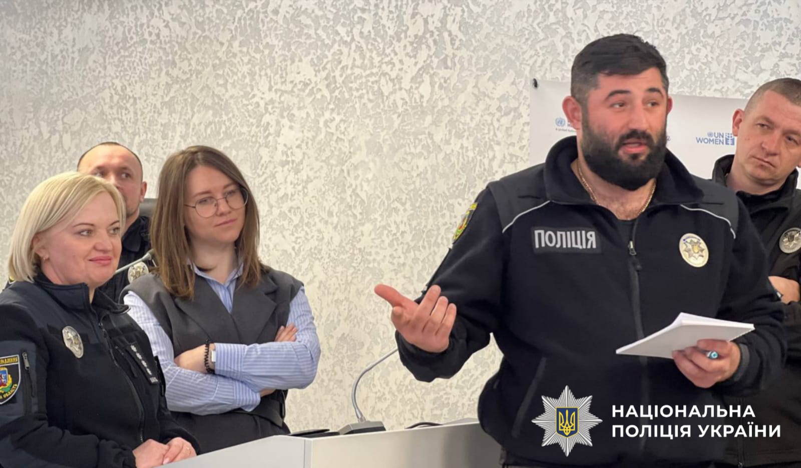 На фотографії зображено проведення тренінгу для поліцейських Київщини, спрямованого на підвищення професійності у роботі з найвразливішими – дітьми.