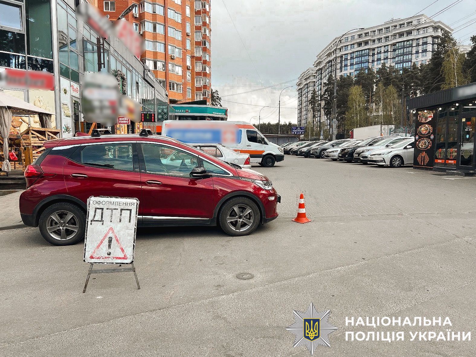 На фотографії зображено місце ДТП та автомобіль, який є учасником ДТП.
