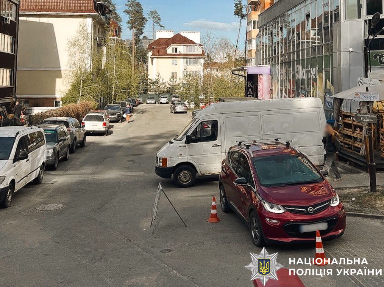 На фотографії зображено місце ДТП та автомобіль, який є учасником ДТП.