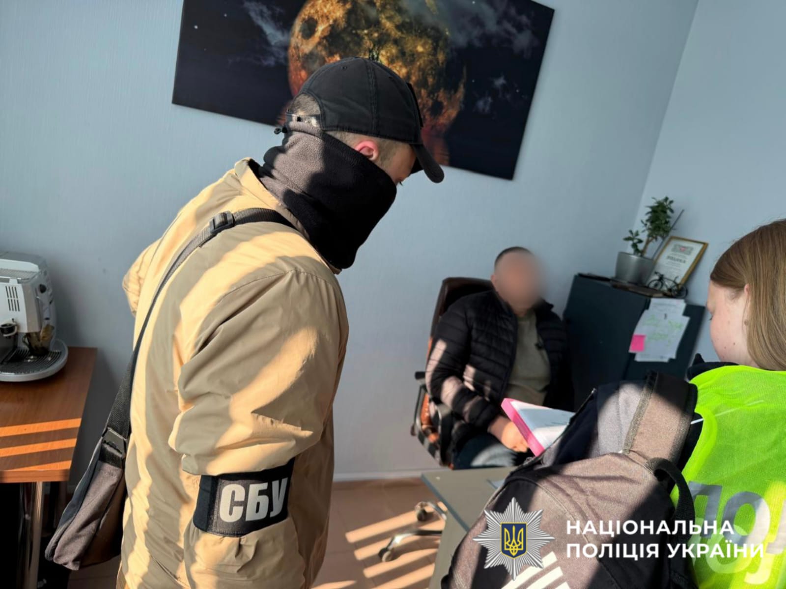 На фотографії зображено затримання підозрюваного, який сприяв в ухиленні від мобілізації.