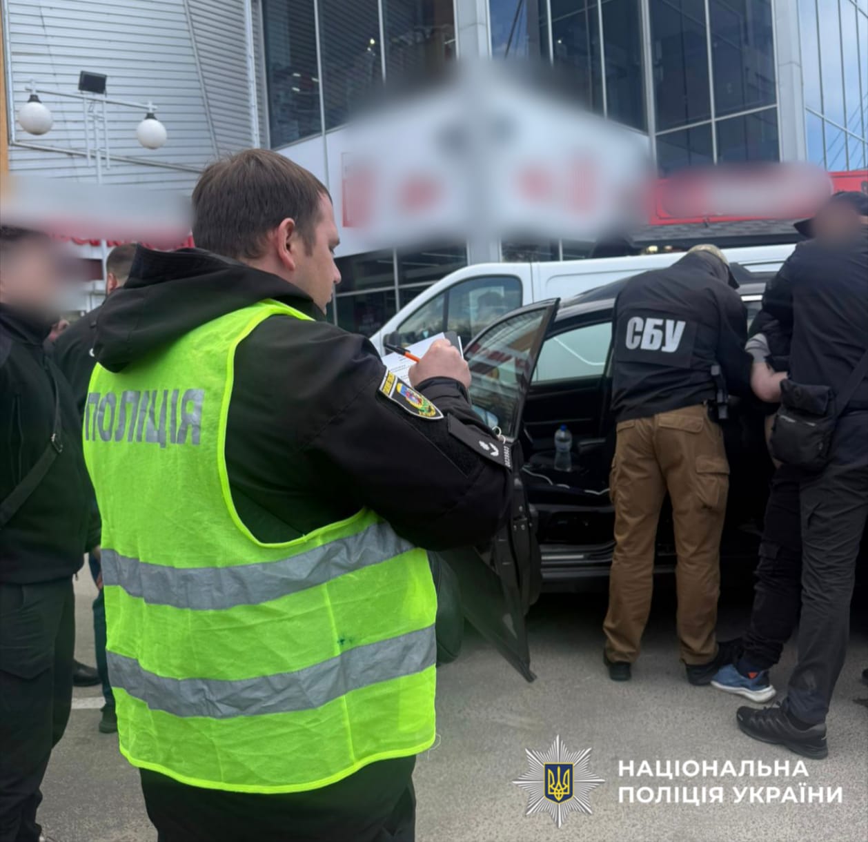 На фотографії зображено затримання підозрюваного, який сприяв в ухиленні від мобілізації.