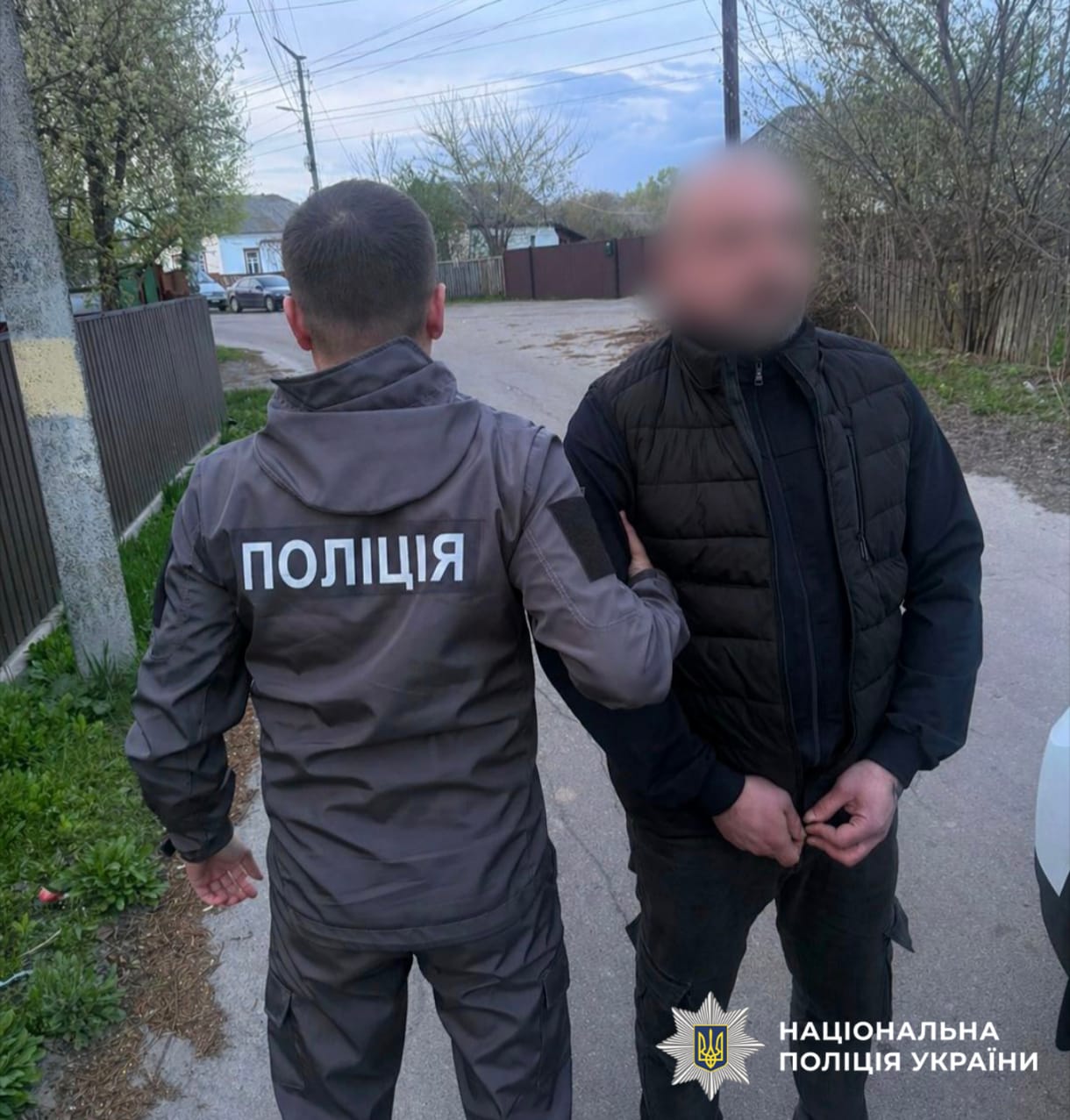 На фотографії зображено затримання підозрюваного, який сприяв в ухиленні від мобілізації.