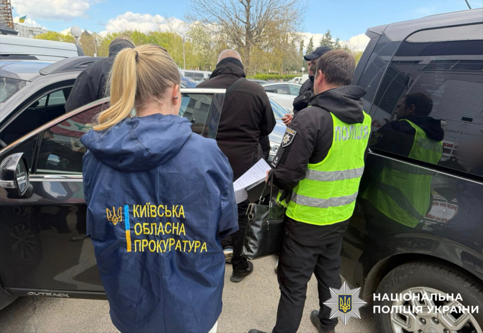 На фотографії зображено затримання підозрюваного, який сприяв в ухиленні від мобілізації.