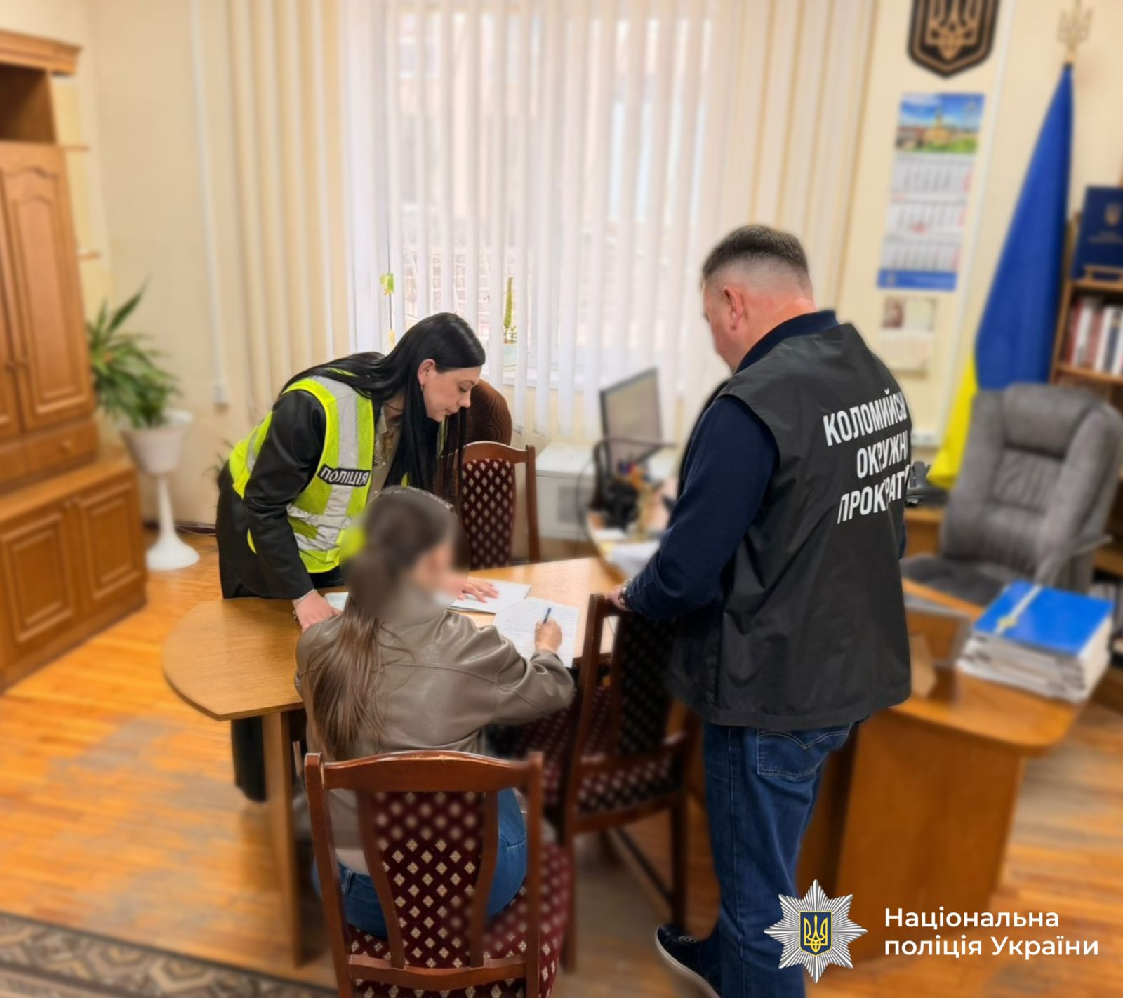 Поліцейські викрили схему незаконного збагачення, до якої причетна колишня заступниця керівника відділення одного з банків. Жінка використовувала доступ до банківських систем і персональні дані клієнтів, щоб оформлювати кредити без їхнього відома, а відтак — привласнювала кошти.