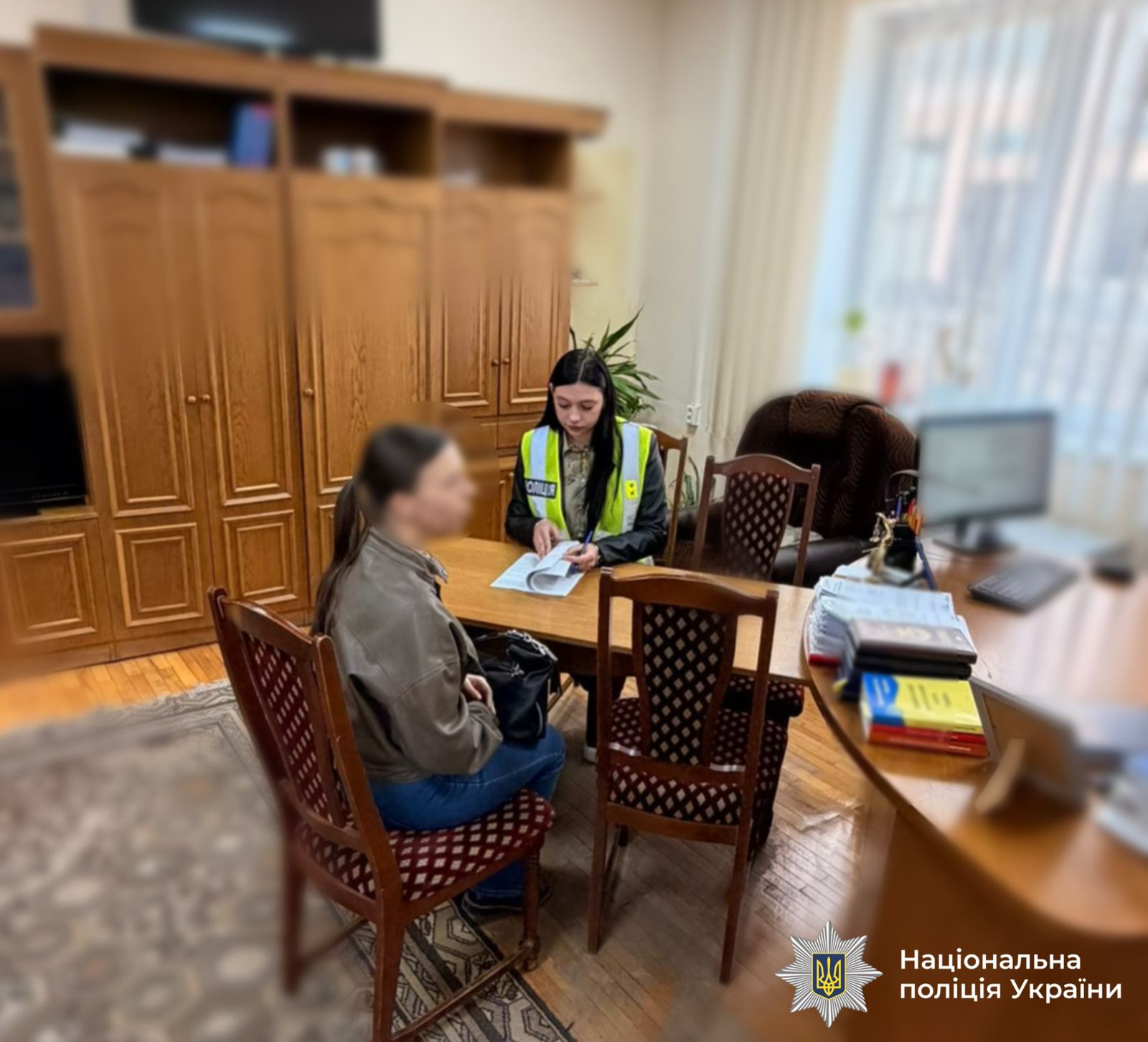 Поліцейські викрили схему незаконного збагачення, до якої причетна колишня заступниця керівника відділення одного з банків. Жінка використовувала доступ до банківських систем і персональні дані клієнтів, щоб оформлювати кредити без їхнього відома, а відтак — привласнювала кошти.