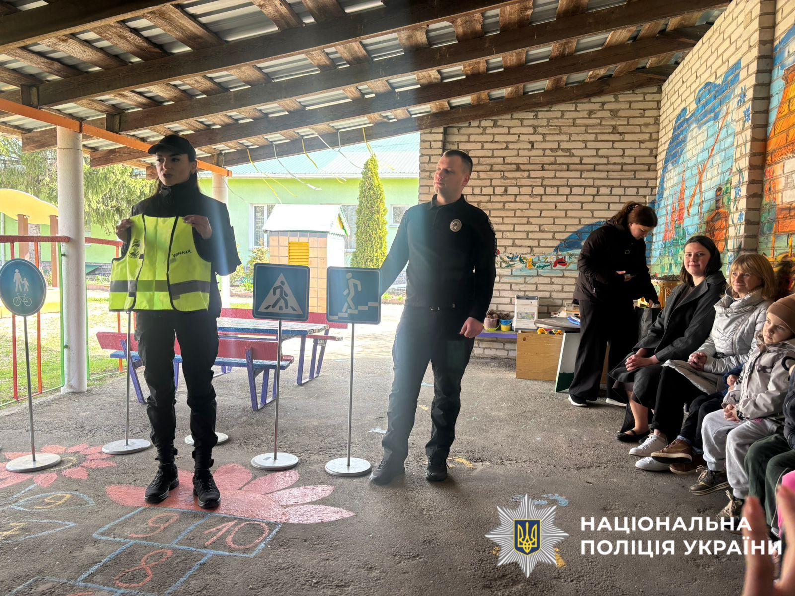 На фотографії зображено поліцейських Обухівщини, які організували для дітей інтерактивне заняття з безпеки.
