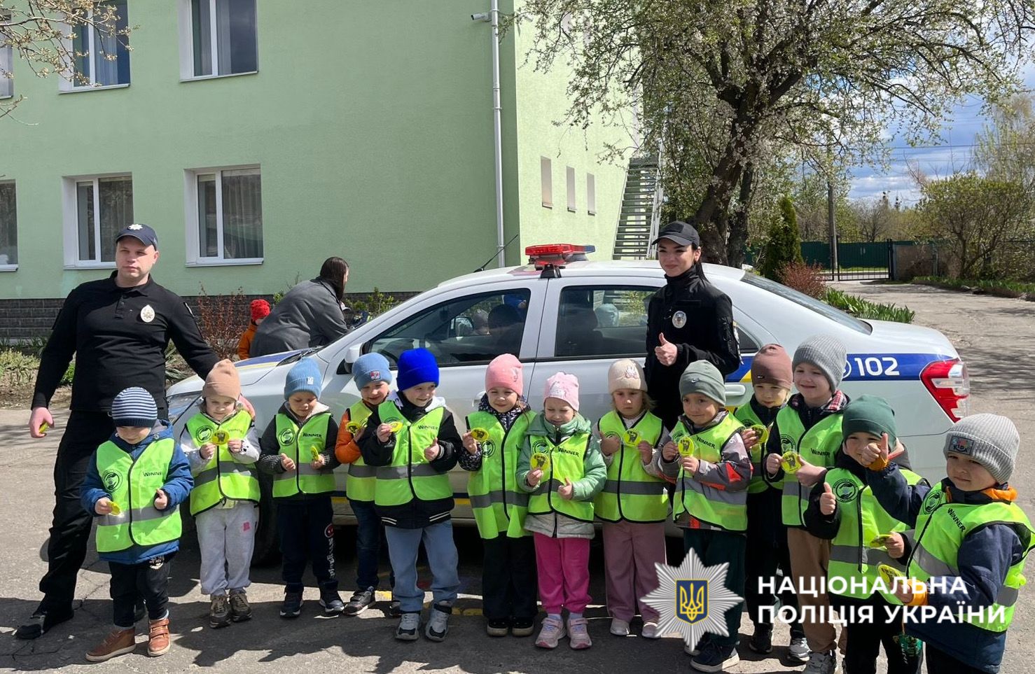 На фотографії зображено поліцейських Обухівщини, які організували для дітей інтерактивне заняття з безпеки.
