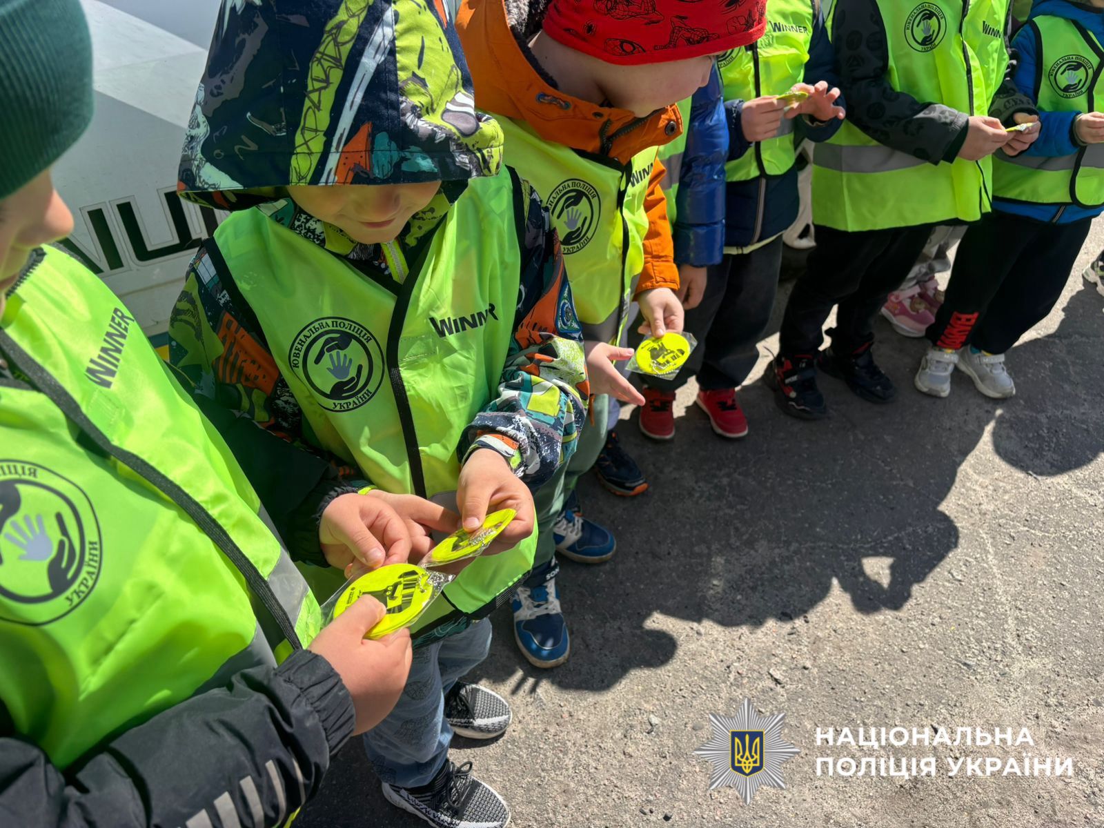 На фотографії зображено поліцейських Обухівщини, які організували для дітей інтерактивне заняття з безпеки.