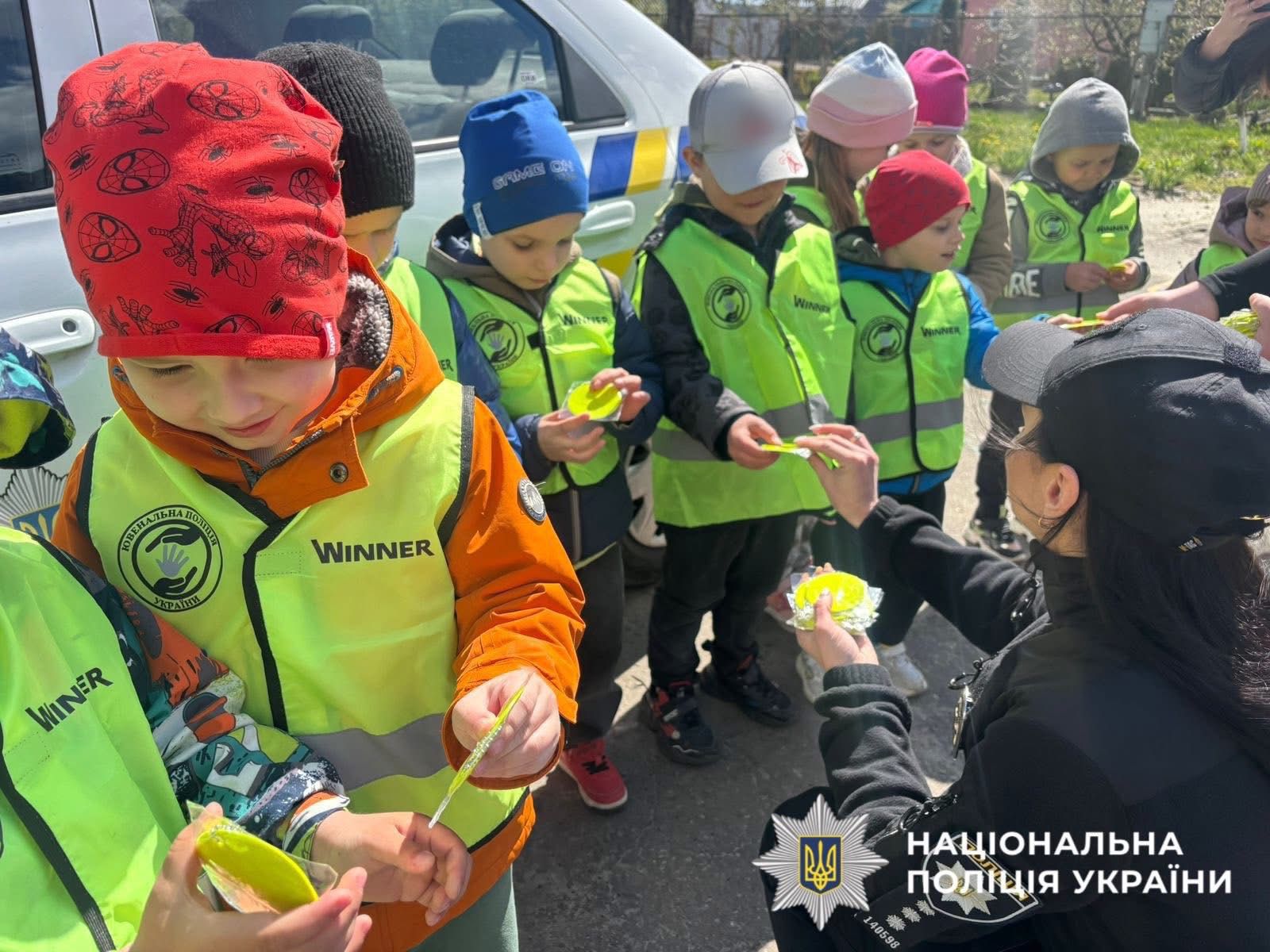 На фотографії зображено поліцейських Обухівщини, які організували для дітей інтерактивне заняття з безпеки.