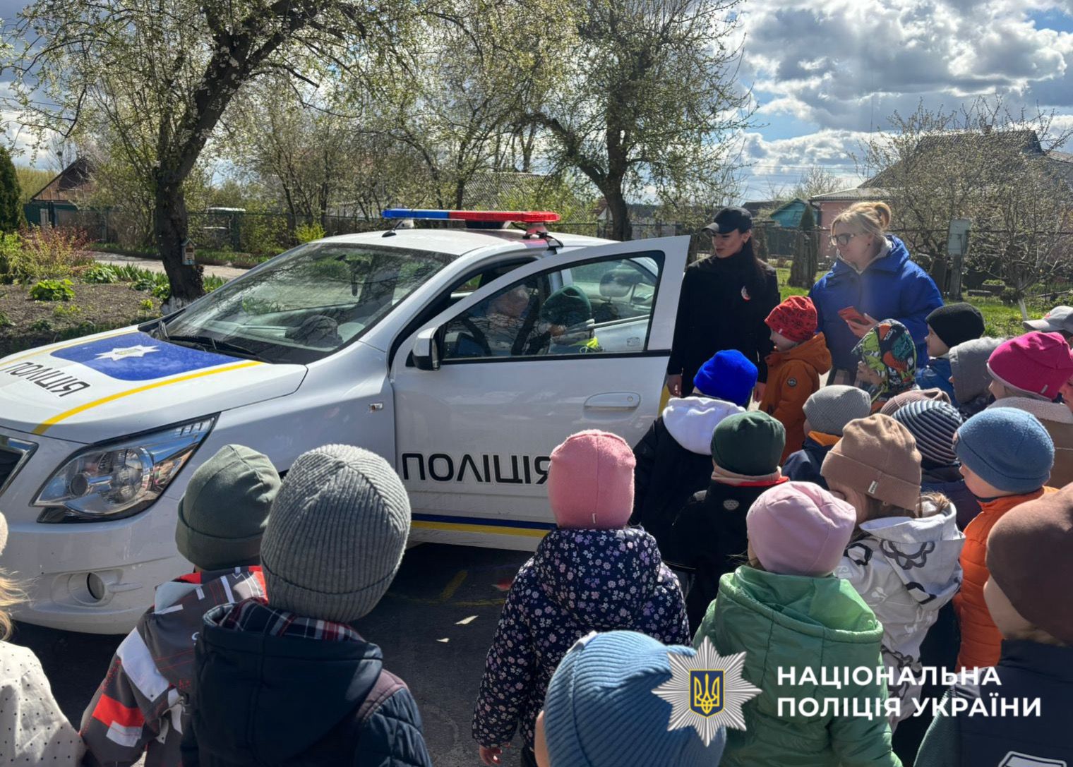 На фотографії зображено поліцейських Обухівщини, які організували для дітей інтерактивне заняття з безпеки.