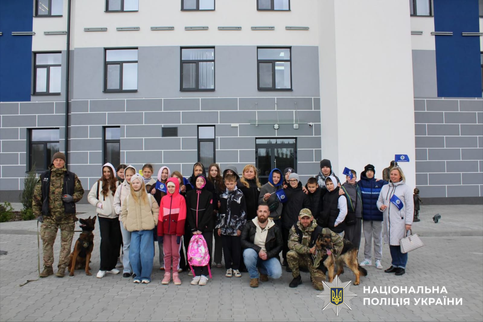 На фотографії зображено Кінологічний центр поліції Київщини, який відвідали учні столичного регіону.