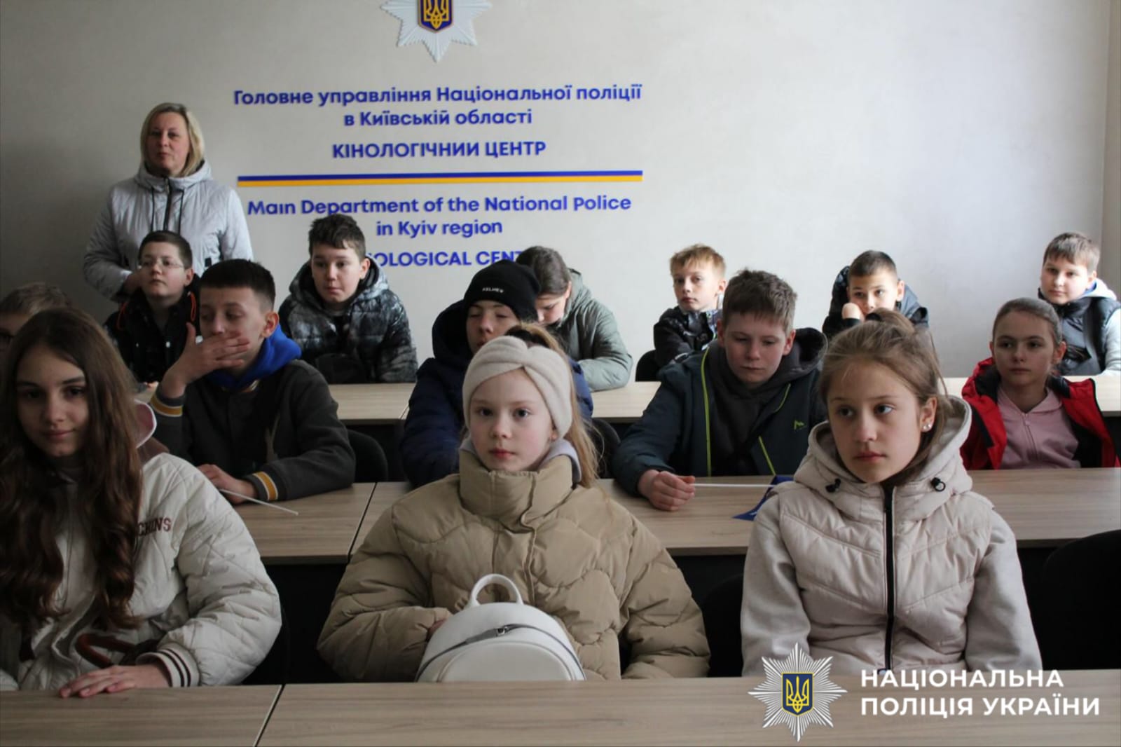 На фотографії зображено Кінологічний центр поліції Київщини, який відвідали учні столичного регіону.