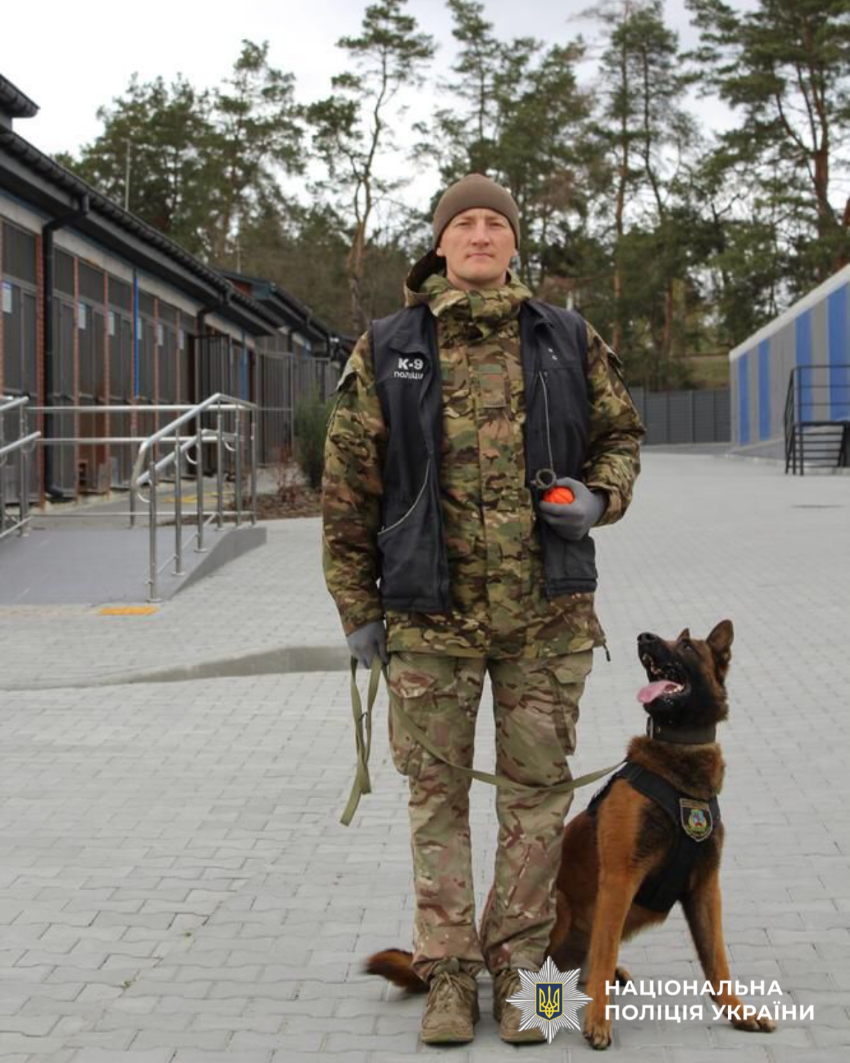 На фотографії зображено Кінологічний центр поліції Київщини, який відвідали учні столичного регіону.
