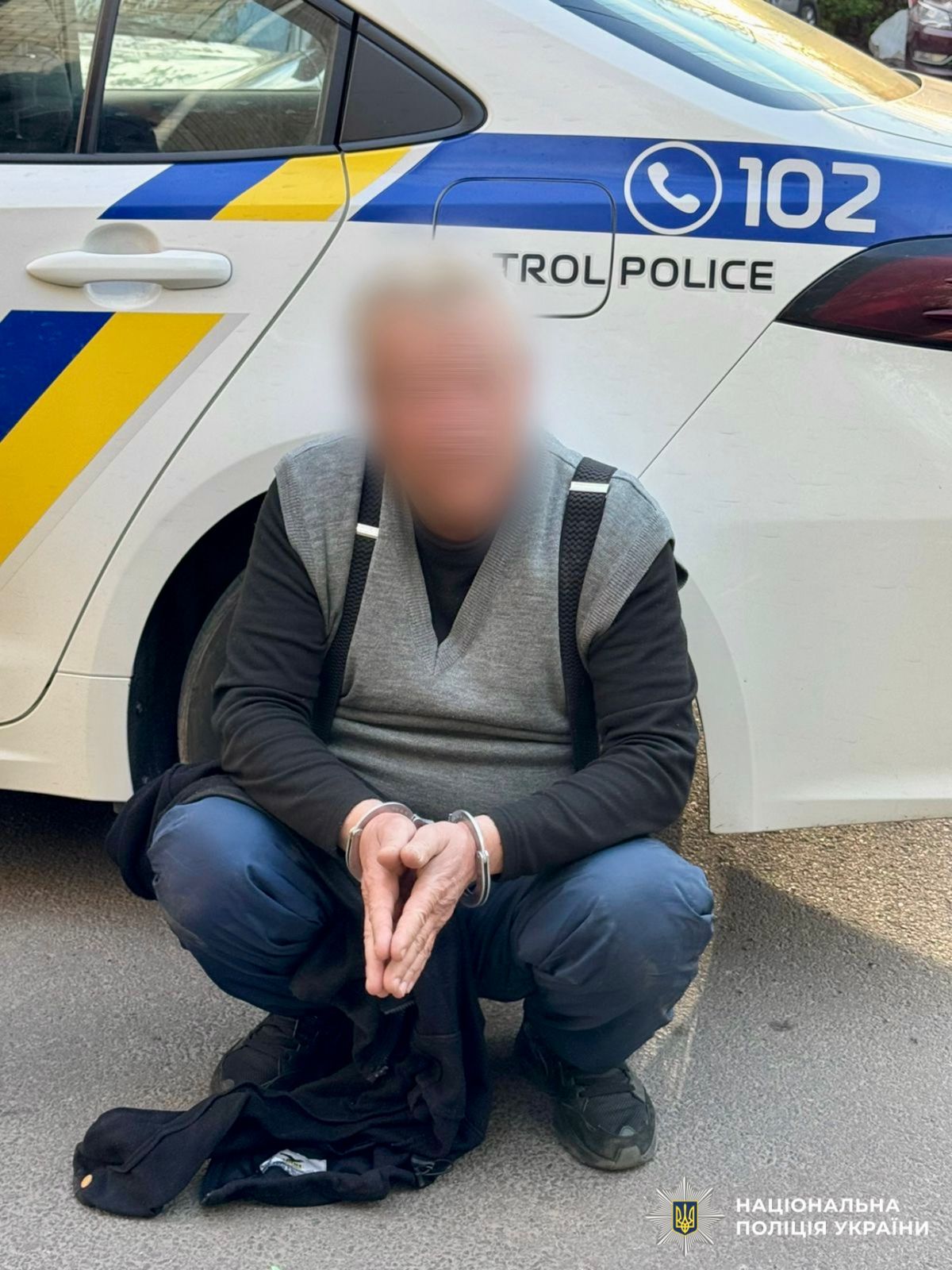 На фотографії зображено місцевого мешканця, який кинув гранату, яка вибухнула.