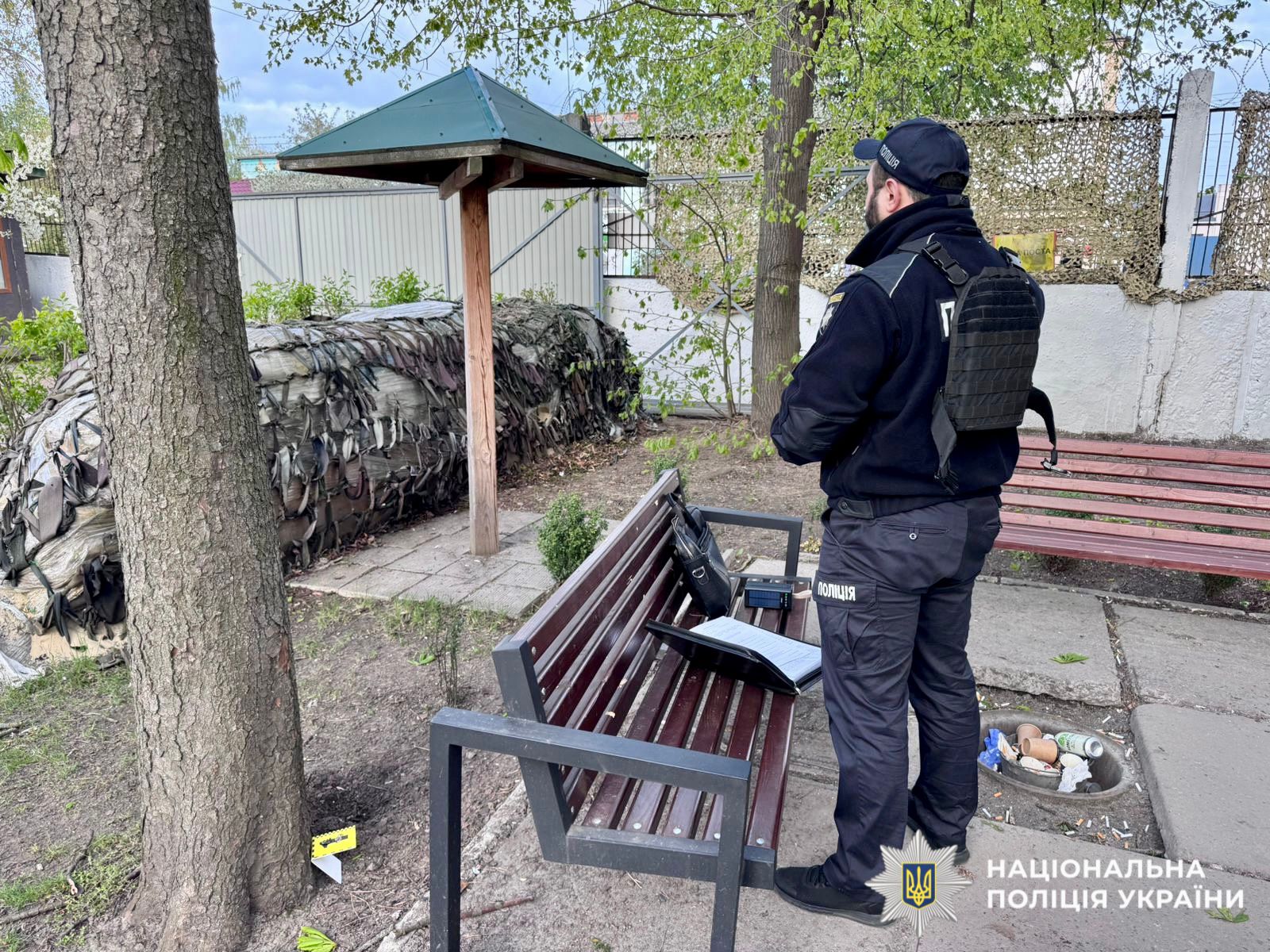 На фотографії зображено: поліцейські Київщини встановлюють обставини вибуху в Білій Церкві