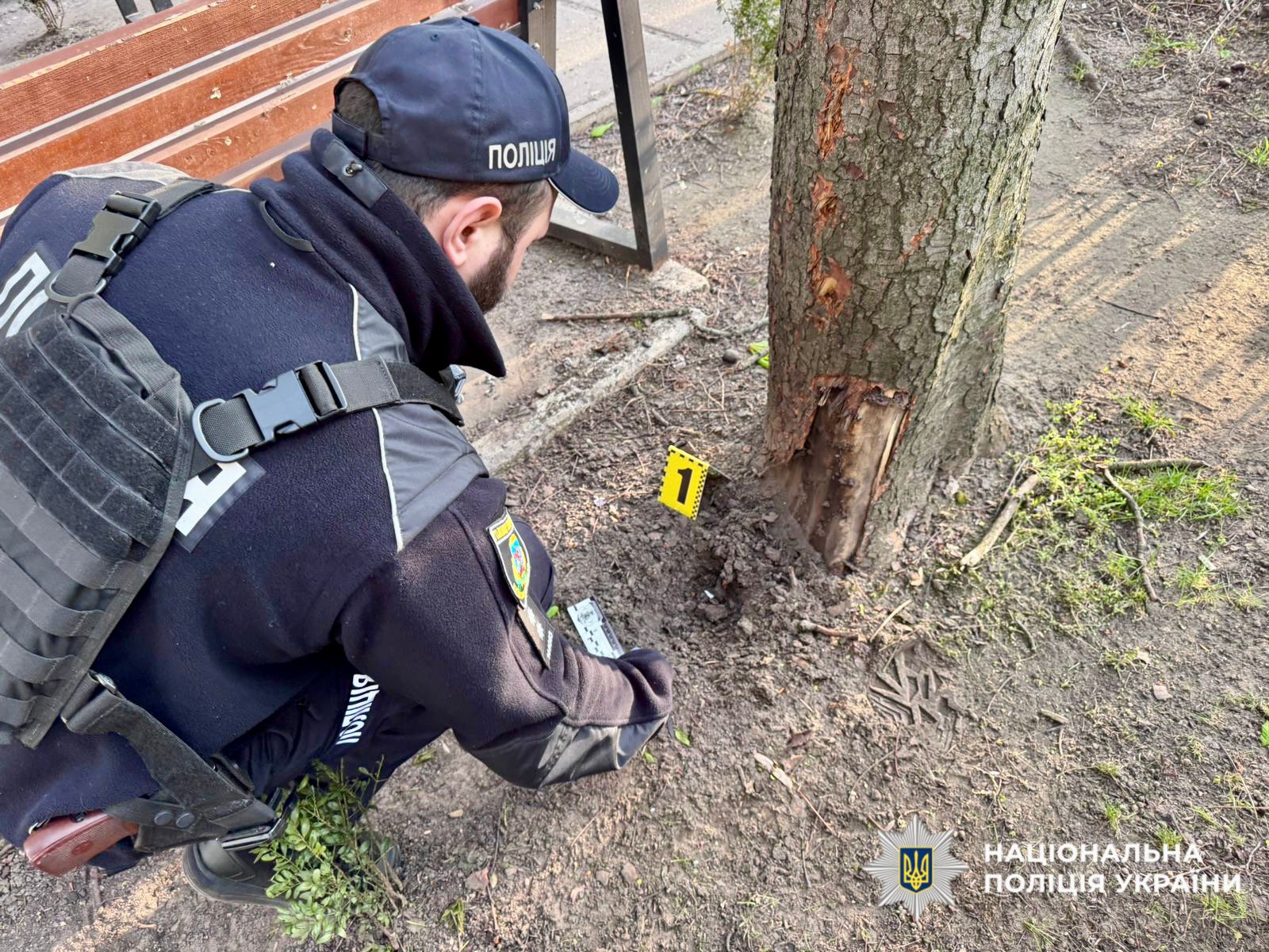 На фотографії зображено, що на місці вибуху гранати працюють поліцейські Київщини та встановлюють обставини події.
