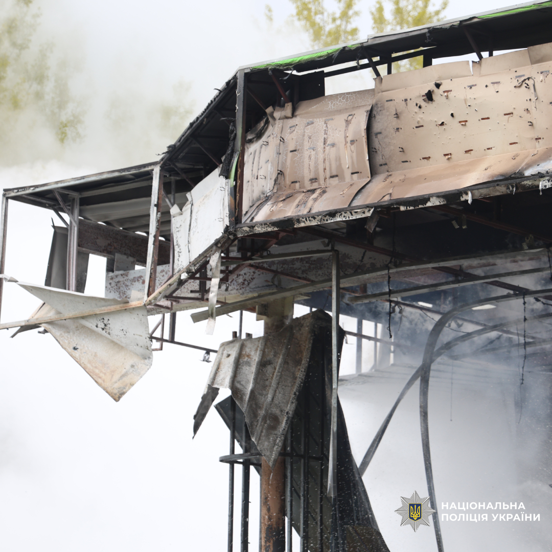 Через численні ранкові обстріли по Харківській області постраждали двоє чоловіків: поліція працює на місцях влучань