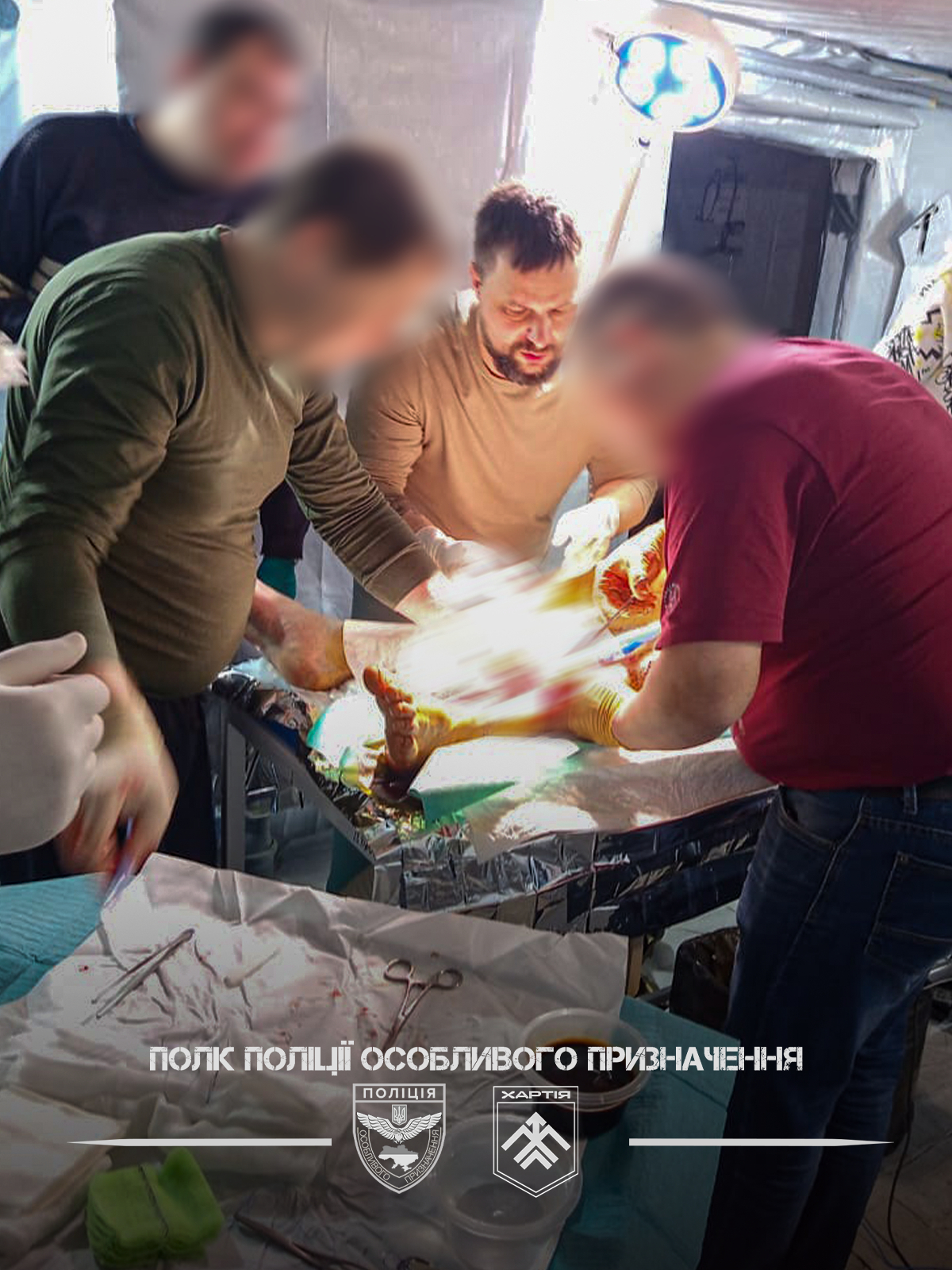 поліцейські медики рятують захисників на передовій