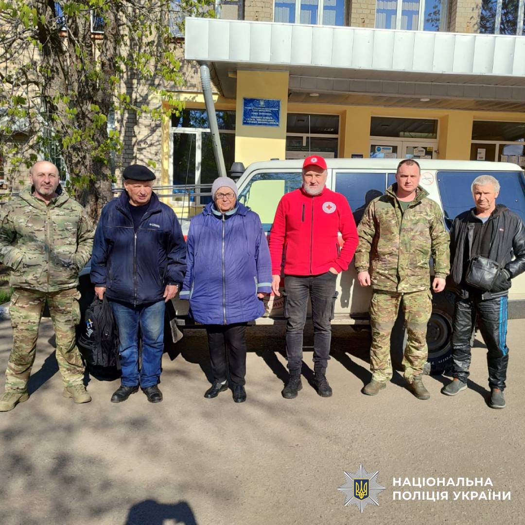 На Харківщині поліцейські спецпідрозділу «Білий Янгол» евакуювали 74 людини