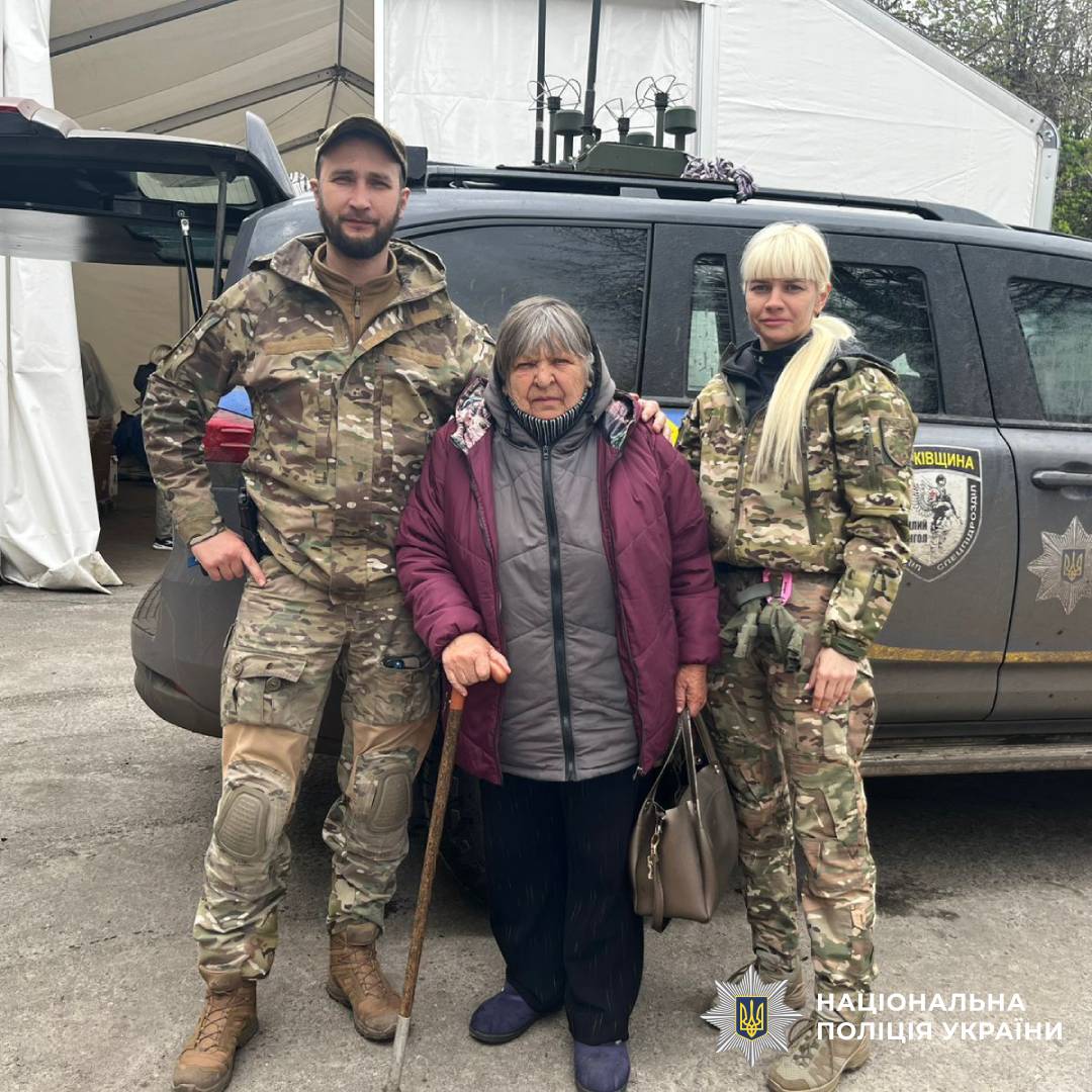 На Харківщині поліцейські спецпідрозділу «Білий Янгол» евакуювали 74 людини