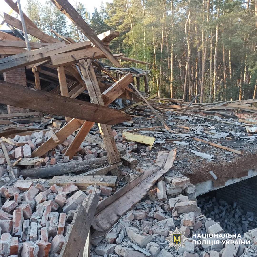 На фото зображені наслідки ворожих обстрілів