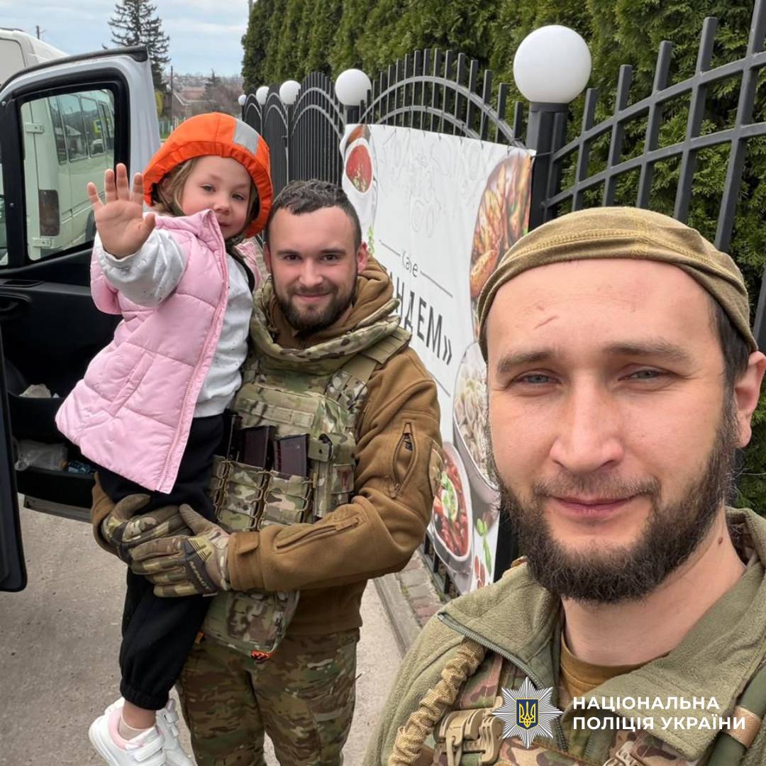 На Харківщині поліцейські спецпідрозділу «Білий Янгол» евакуювали 74 людини