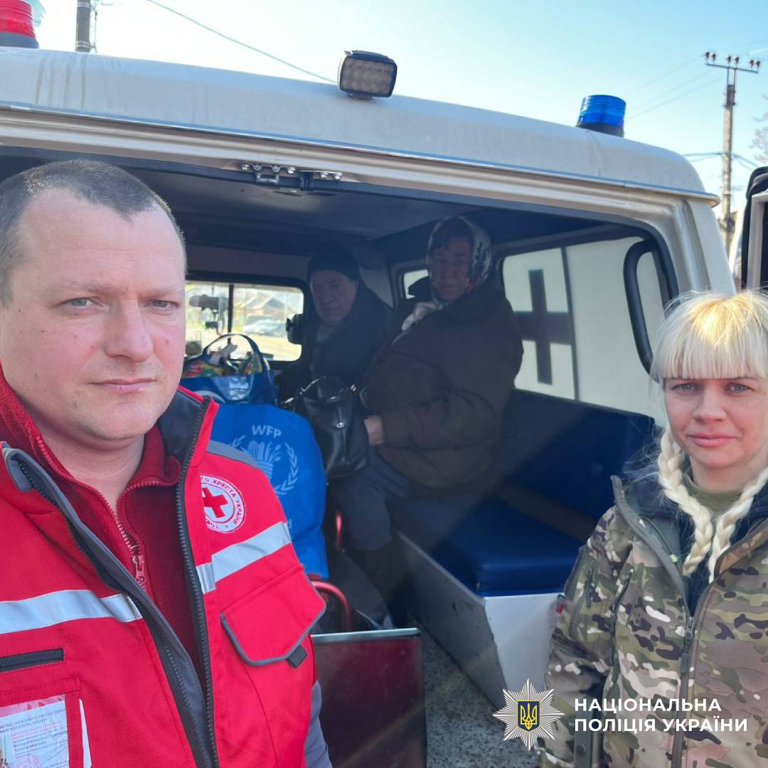 На Харківщині поліцейські спецпідрозділу «Білий Янгол» евакуювали 74 людини