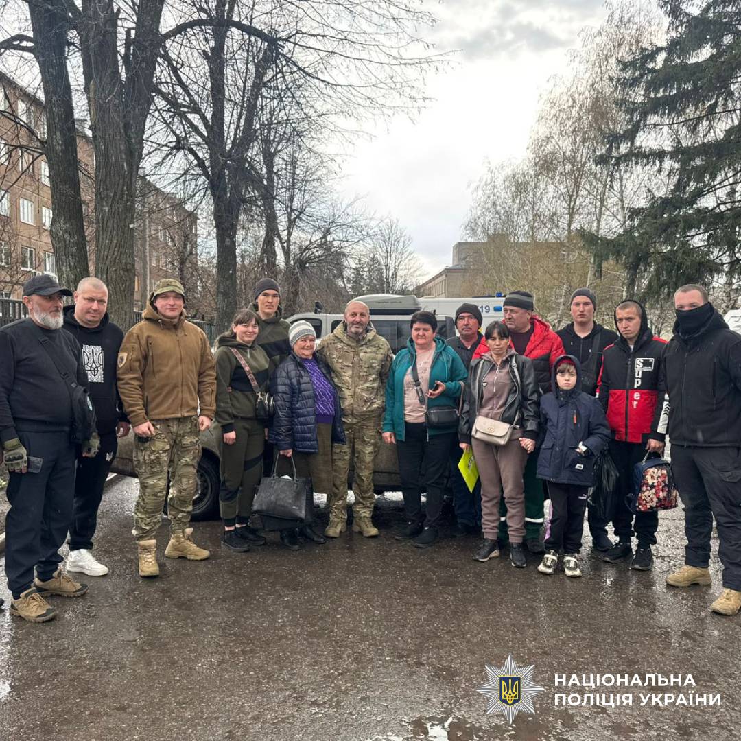 На Харківщині поліцейські спецпідрозділу «Білий Янгол» евакуювали 74 людини