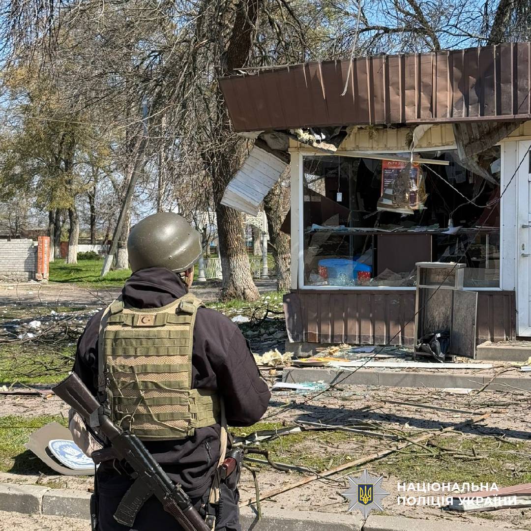 Внаслідок російських обстрілів постраждали двоє людей: поліцейські Харківщини документують наслідки ударів ворога