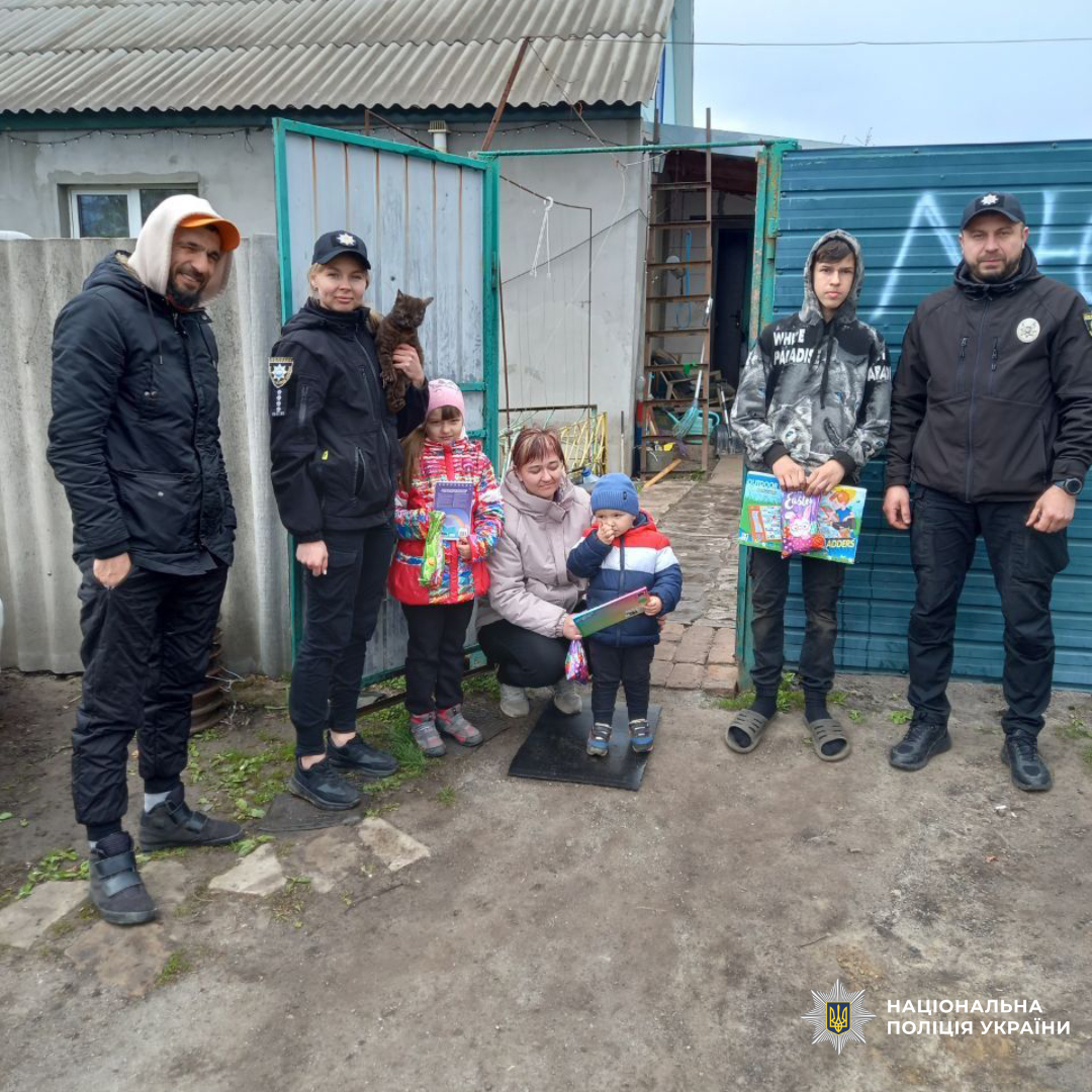 поліцейські разом із благодійниками допомагають дітям прифронтової Старосалтівської громади