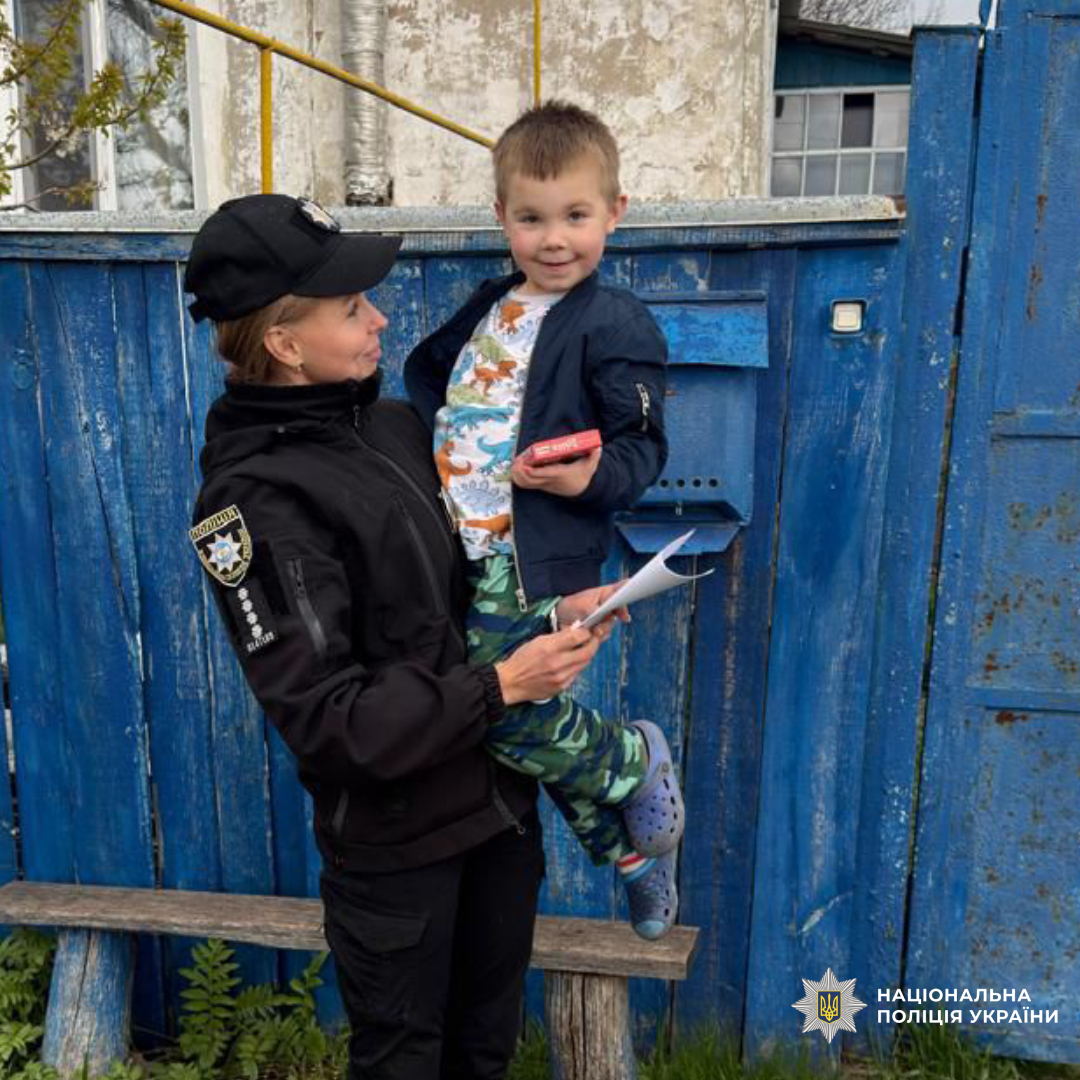 поліцейські разом із благодійниками допомагають дітям прифронтової Старосалтівської громади