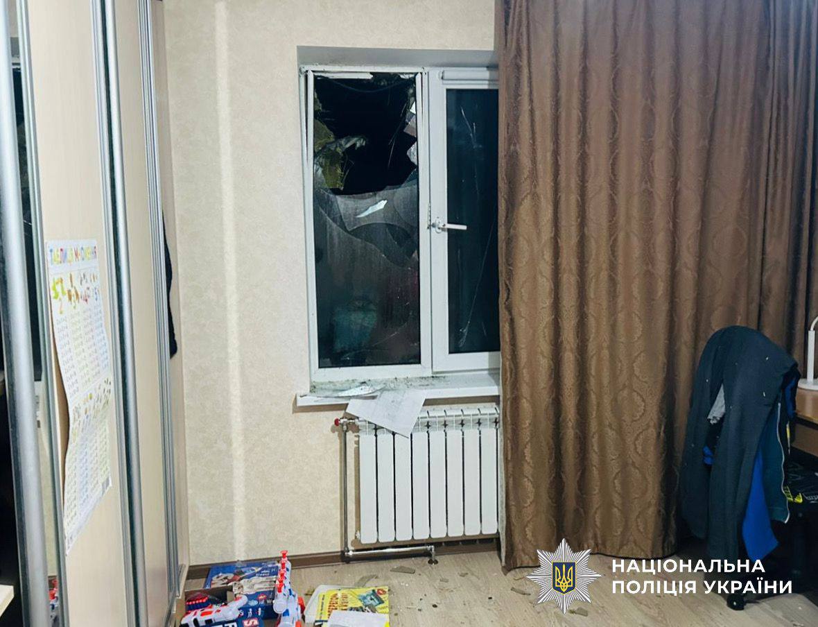 На фото зображена кімната квартири, що постраждала внаслідок атаки
