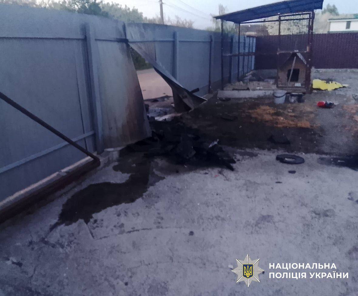 На фото зображено подвірʼя, яке постраждало внаслідок атаки