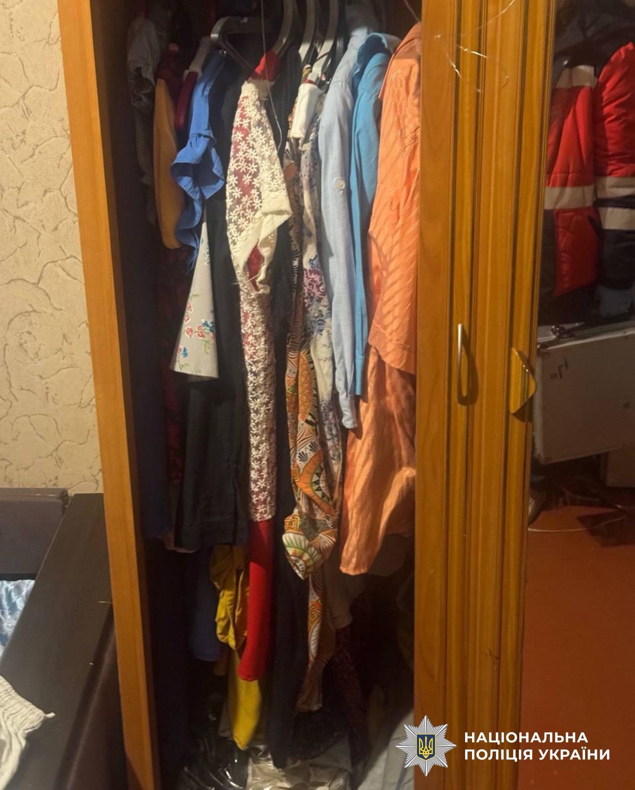 На фотографії зображена шафа, де виявлено коробку з дитиною.