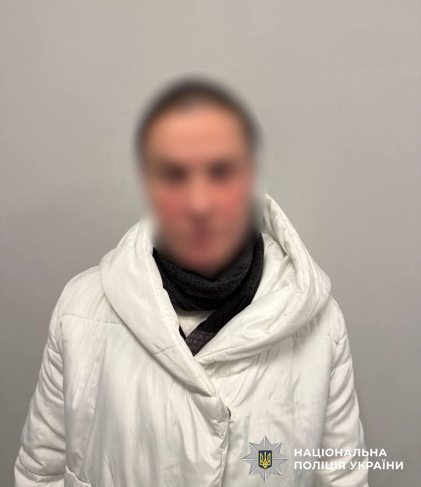 На фотографії зображена зловмисниця, яка залишила без допомоги хвору дитину.