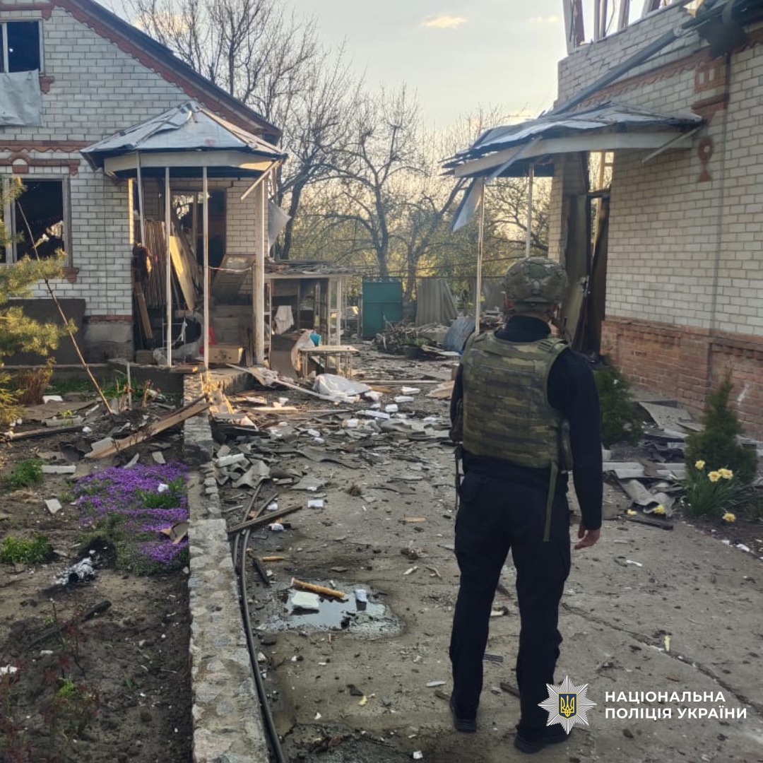 На фото зображені наслідки ворожих обстрілів