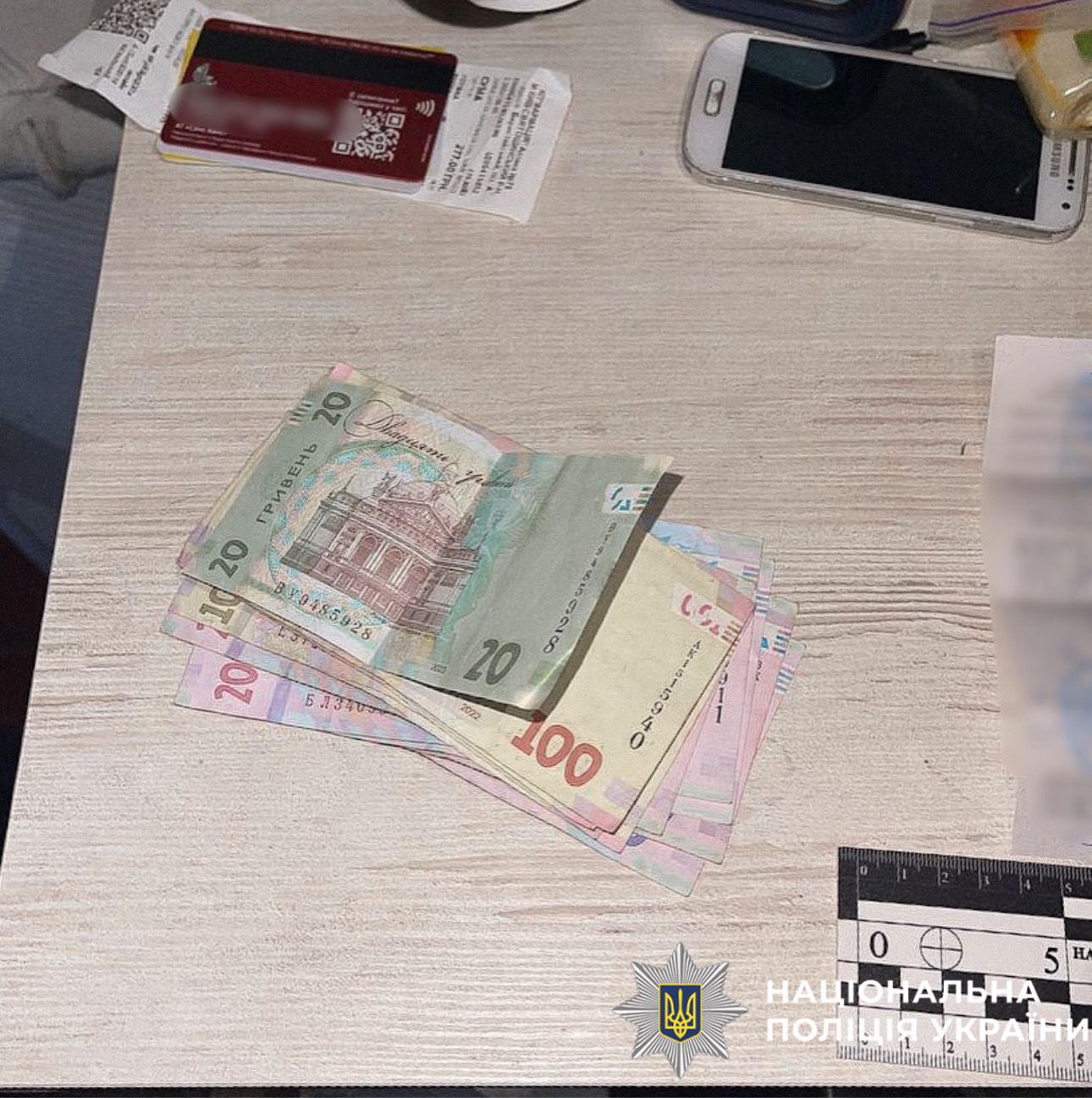 На фото вилучені речві докази.