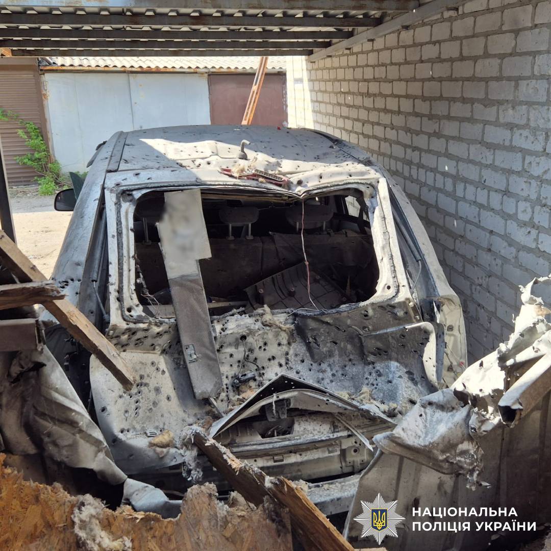 Поліція Харкова документує наслідки влучання БпЛА в гаражний кооператив: постраждали двоє чоловіків