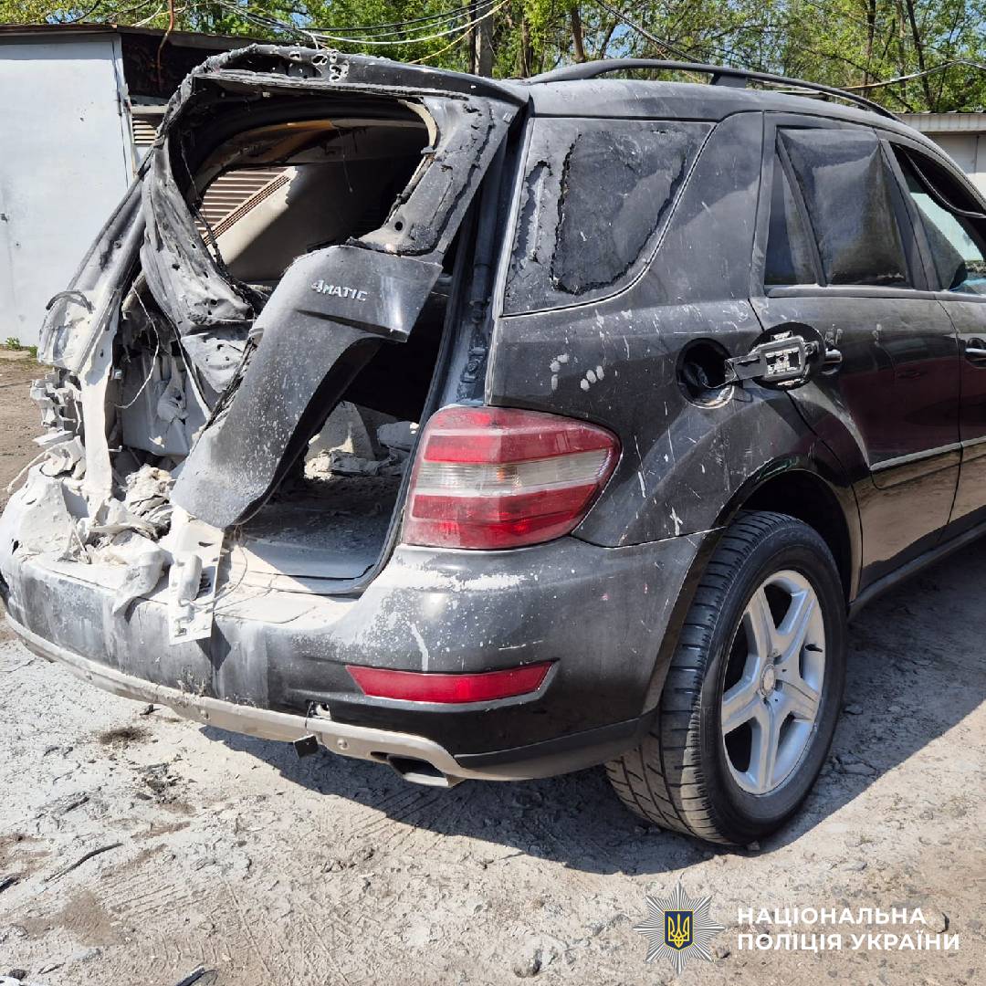 Поліція Харкова документує наслідки влучання БпЛА в гаражний кооператив: постраждали двоє чоловіків