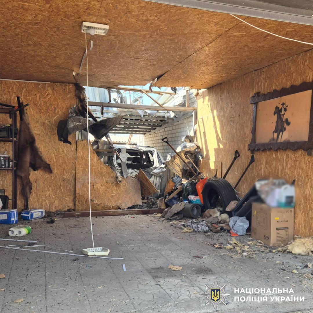 Поліція Харкова документує наслідки влучання БпЛА в гаражний кооператив: постраждали двоє чоловіків