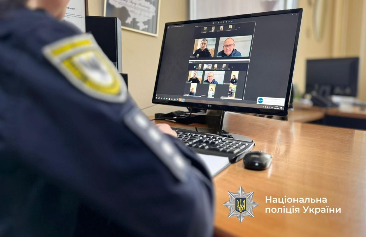 Під час навчань учасники обговорили сучасні форми торгівлі людьми та злочини, пов’язані з експлуатацією дітей в інтернеті, зокрема онлайн-грумінг, шантаж, використання соцмереж і месенджерів для вербування потерпілих.