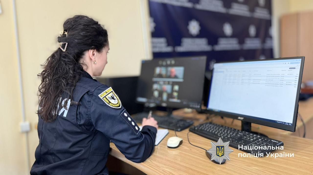Під час навчань учасники обговорили сучасні форми торгівлі людьми та злочини, пов’язані з експлуатацією дітей в інтернеті, зокрема онлайн-грумінг, шантаж, використання соцмереж і месенджерів для вербування потерпілих.