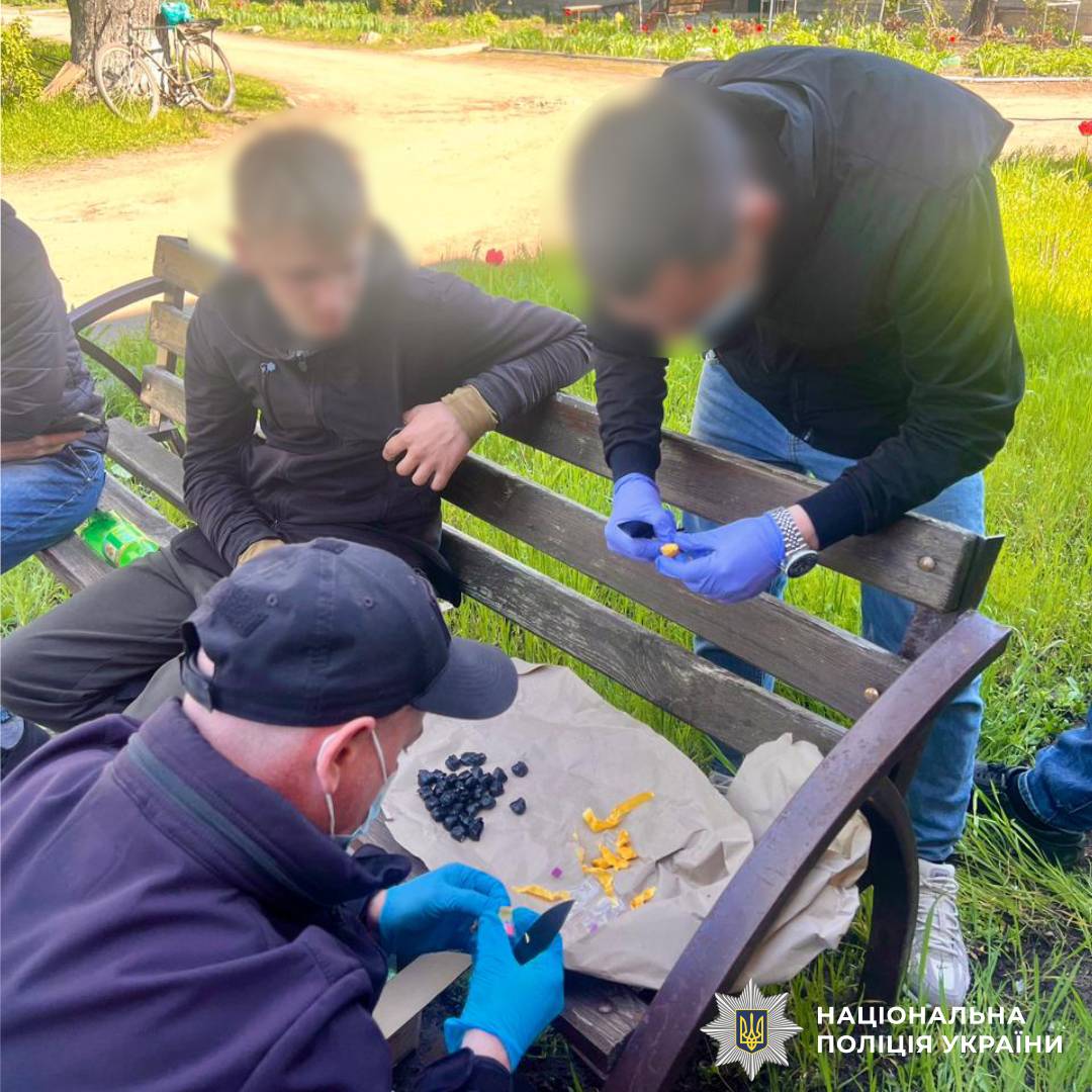 Поліцейські Балаклійщини повідомили про підозру 16-річному молодику, який планував торгувати наркотичними речовинами