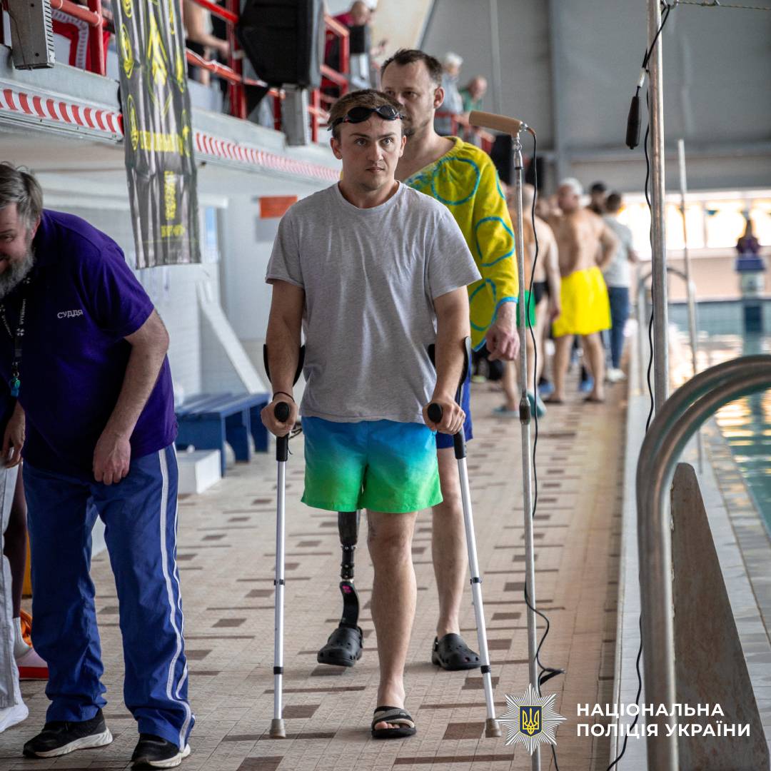 Поліцейські Харківщини долучилися до підтримки ветеранів під час перших обласних змагань з плавання