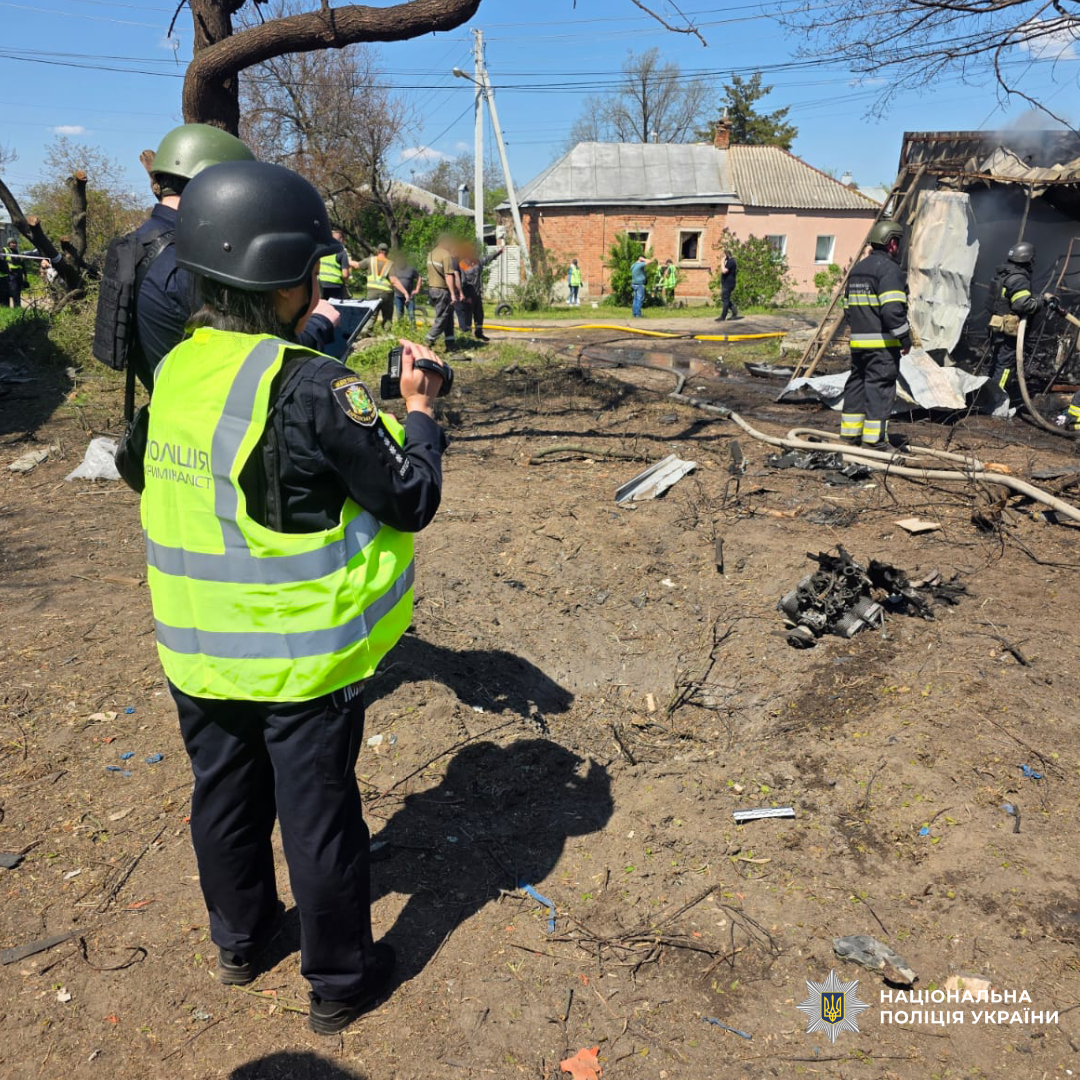 у Харкові поліція документує наслідки ворожого обстрілу