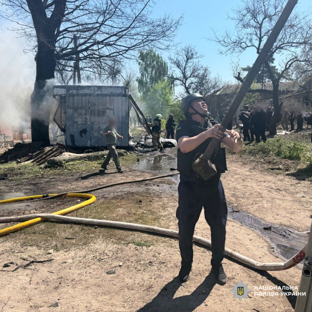 у Харкові поліція документує наслідки ворожого обстрілу