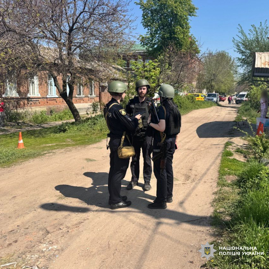 у Харкові поліція документує наслідки ворожого обстрілу
