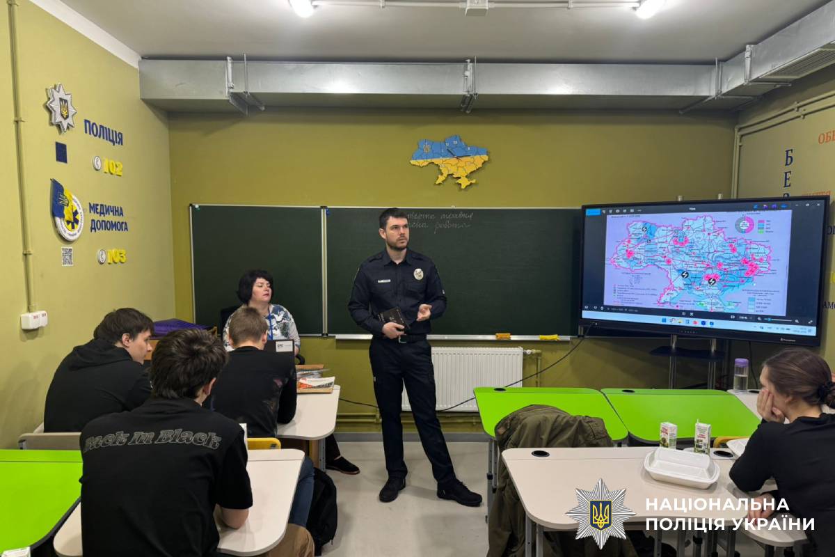На Харківщині поліцейські навчають молодь безпеці в реальному та цифровому світі