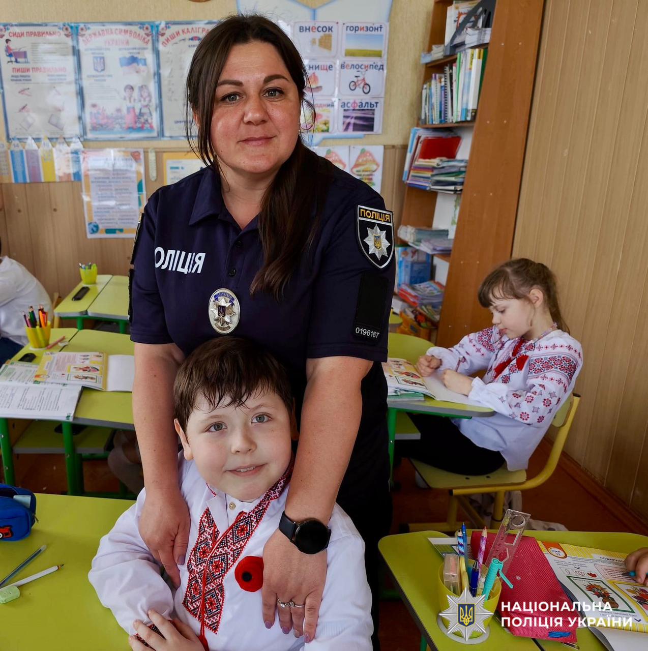 На фото зображені поліцейська та діти