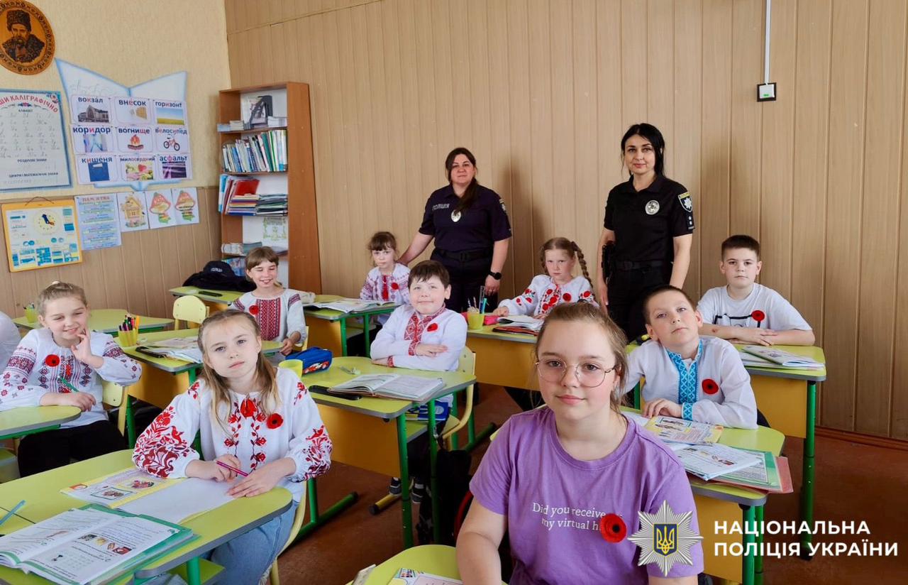 На фото зображені поліцейські та діти